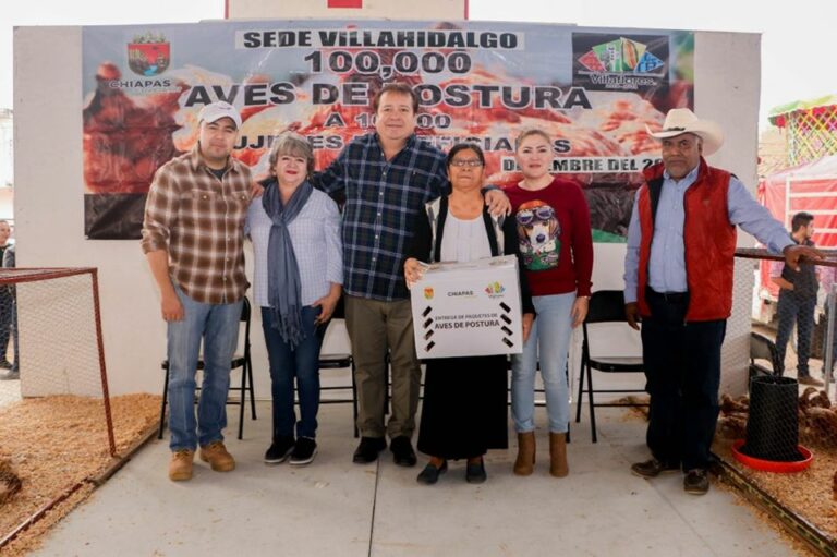 Entrega Mariano Rosales Zuarth 1800 paquetes de aves de postura a mujeres de Villaflores