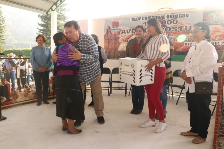 Entrega Mariano Rosales Zuarth 1800 paquetes de aves en Cristóbal Obregón