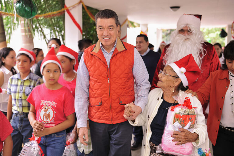 Celebra Rutilio Escandón Posada Navideña de albergues del DIF Chiapas