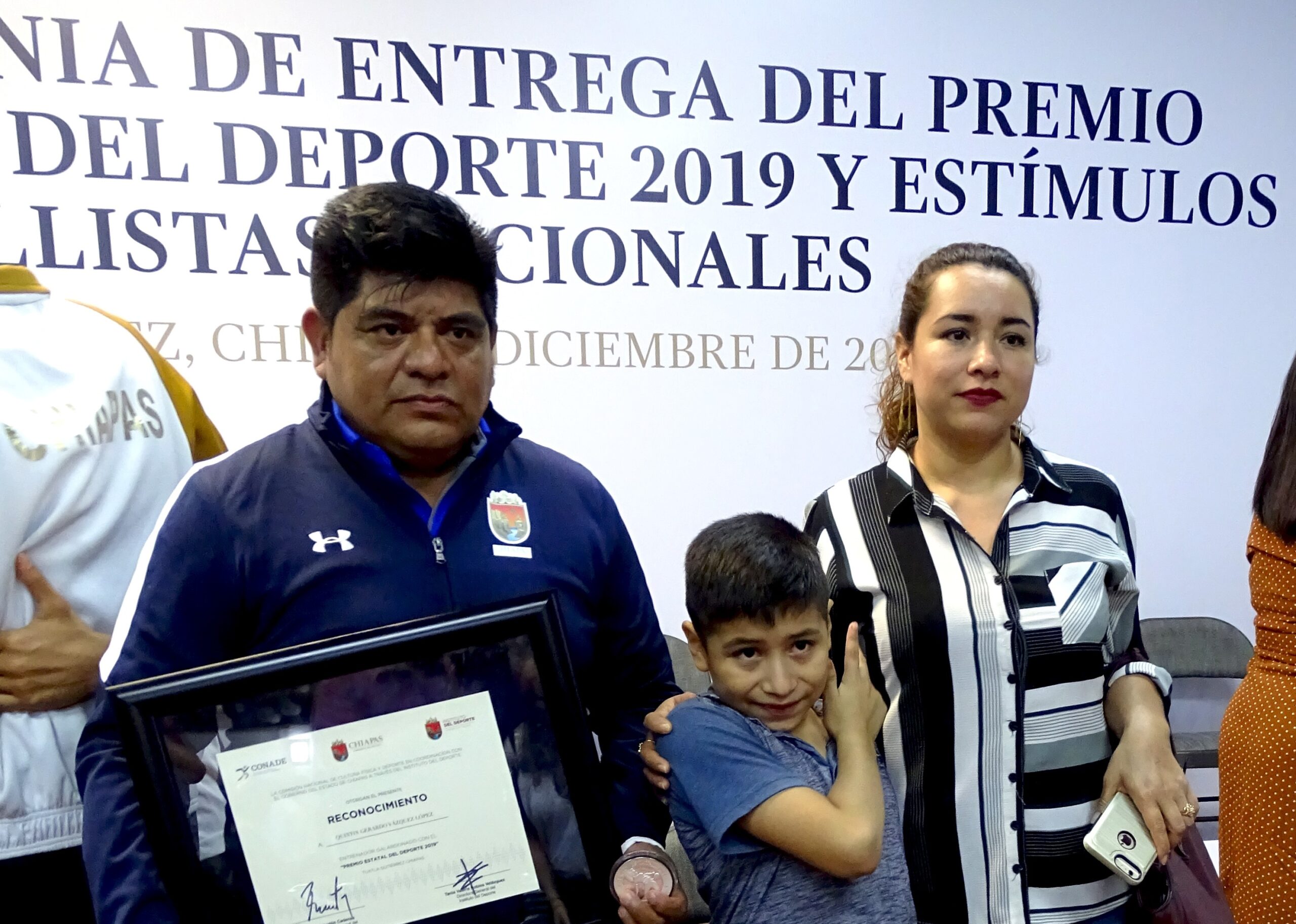 Destaca Quintín Gerardo Vázquez como el mejor entrenador en Luchas Asociadas