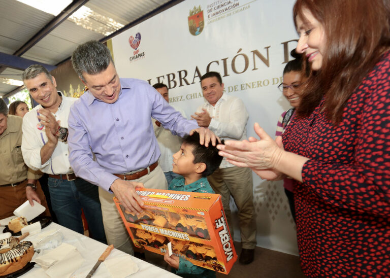 Junto a niñas y niños, festeja Rutilio Escandón el Día de Reyes