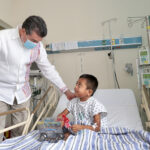 Rutilio Escandón celebra Día de Reyes con pacientes del Hospital de Especialidades Pediátrica