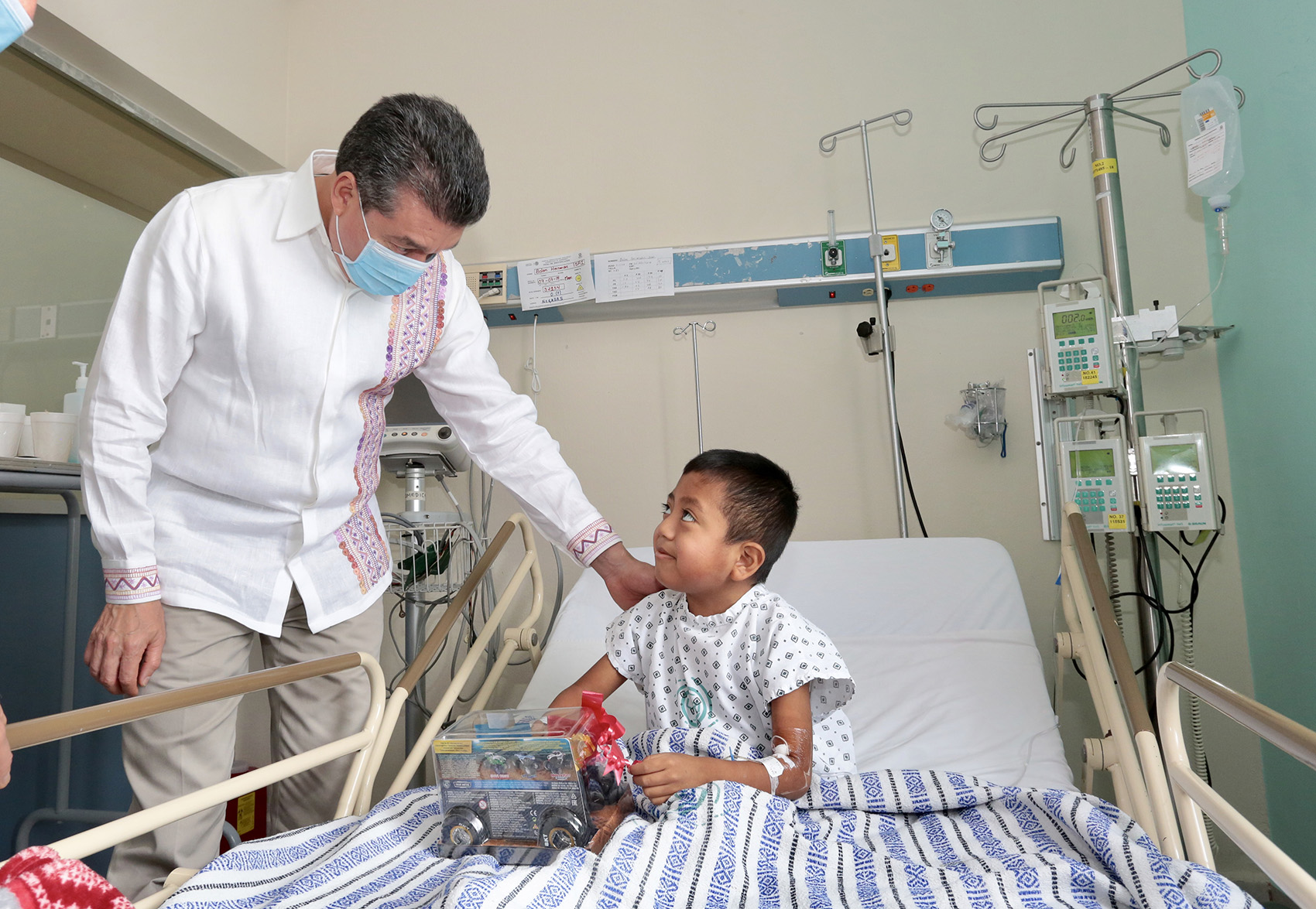 Rutilio Escandón celebra Día de Reyes con pacientes del Hospital de Especialidades Pediátrica
