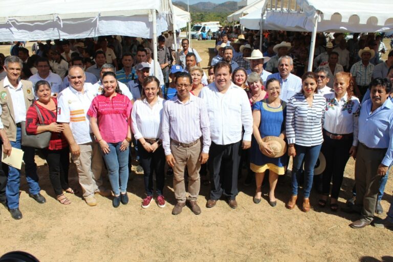 Fiscal Jorge Luis Llaven Abarca y alcalde Mariano Rosales en la Feria de Prevención de Incendios Forestales