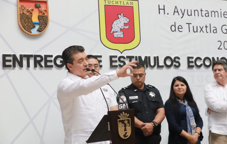 Encabeza Rutilio Escandón entrega de equipamiento a policías de Tuxtla Gutiérrez