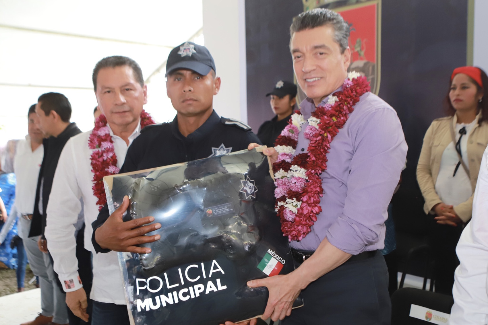 En Chilón, entrega Rutilio Escandón apoyos a familias vulnerables al frío y equipo para fortalecer la seguridad