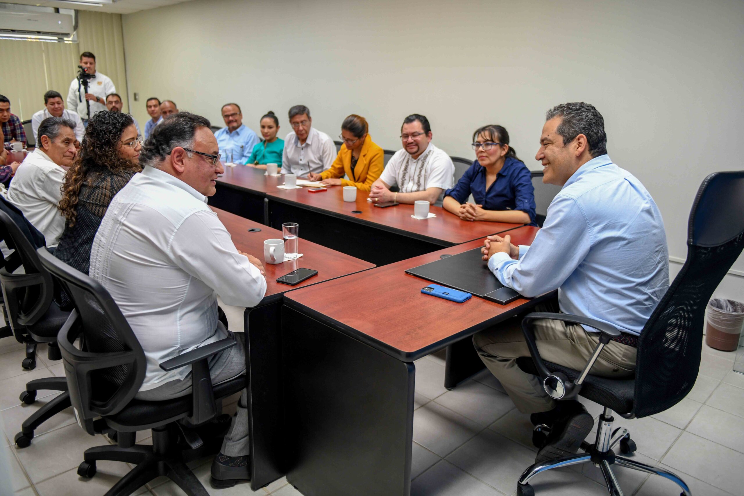 Se reúne el rector de la UNACH, Carlos F. Natarén Nandayapa con una comisión de docentes de la Facultad de Derecho