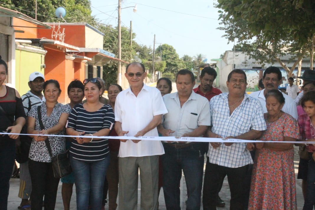 Ejidatarios de Raymundo Enríquez y el Alcalde Oscar Gurría, inauguran calles