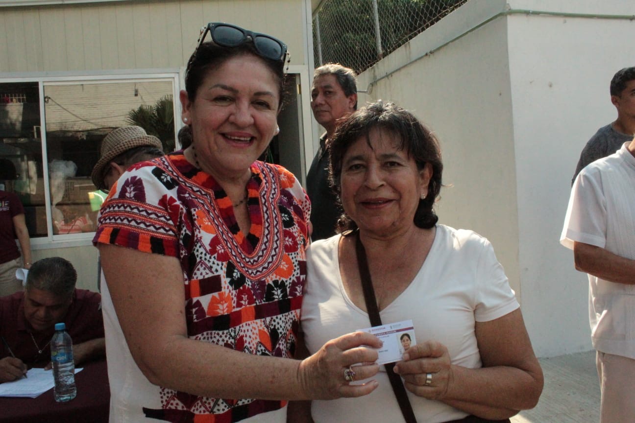 Alcalde de Tapachula y Presidenta del DIF, entregaron 70 sillas de rueda y 800 tarjetas del INAPAM