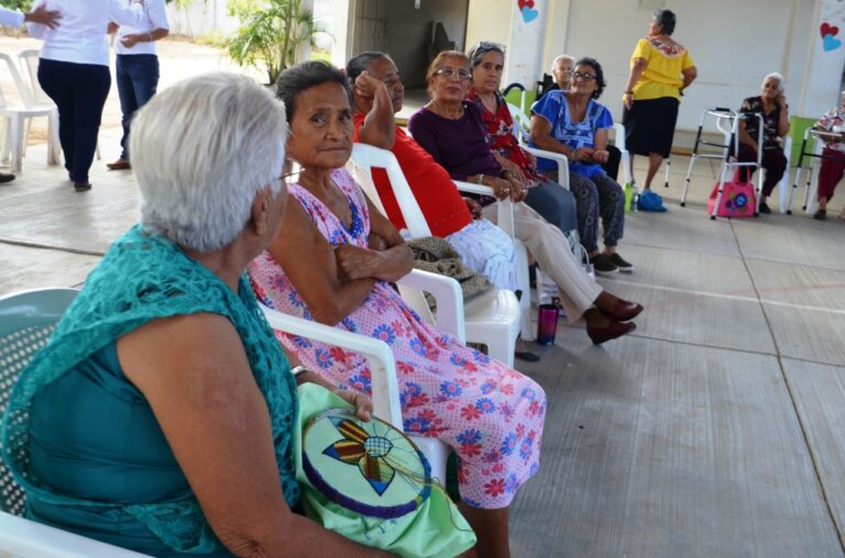 FESTEJA DIF VILLAFLORES A ABUELITOS EL DÍA DEL AMOR Y LA AMISTAD