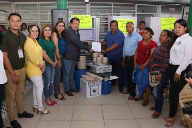 REALIZA AYUNTAMIENTO DE VILLAFLORES ENTREGA DE EQUIPAMIENTO PARA COCINAS ESCOLARES