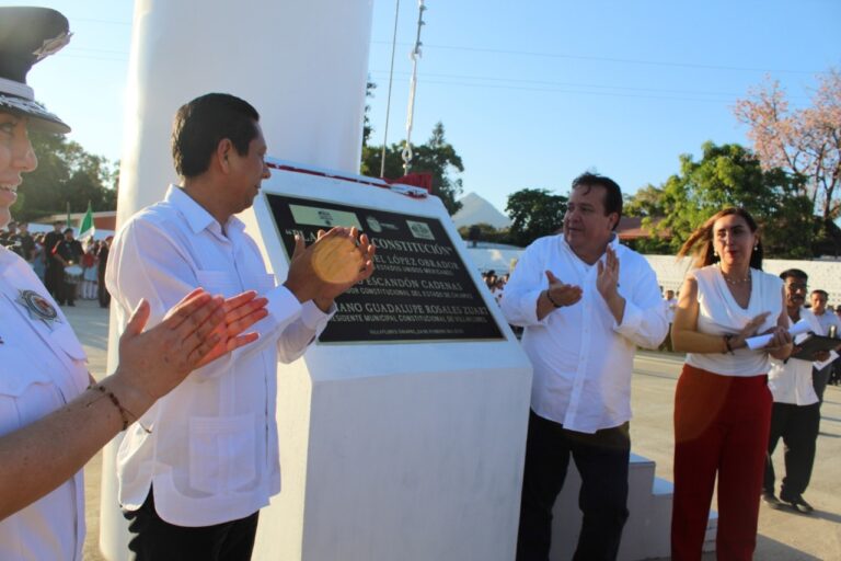 SE INAUGURA LA PLAZA DE LA CONSTITUCIÓN CON EL ASTA DE 50 METROS DE ALTURA