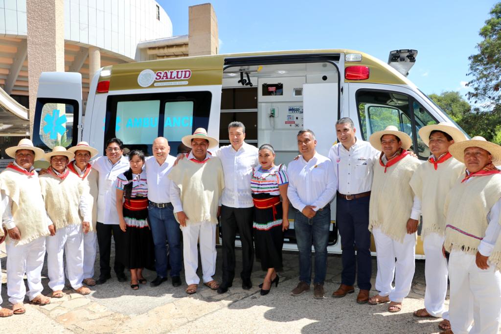 Entrega Rutilio Escandón ambulancia equipada con tecnología de punta para el municipio de Chanal