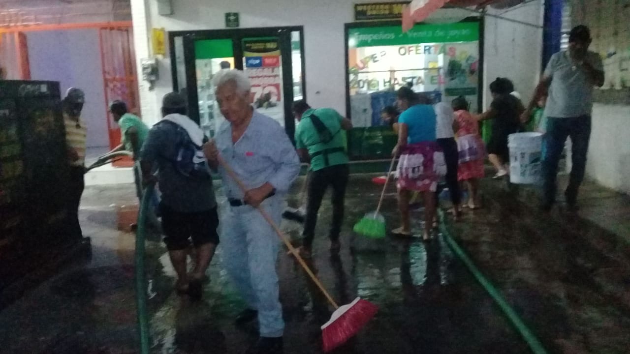 AYUNTAMIENTO Y COMERCIANTES REALIZAN LIMPIEZA DEL PARQUE CENTRAL