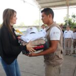 LA PRESIDENTA MUNICIPAL, ROSA IRENE URBINA CASTAÑEDA, ENTREGÓ UNIFORMES A ELEMENTOS DE PROTECCIÓN CIVIL