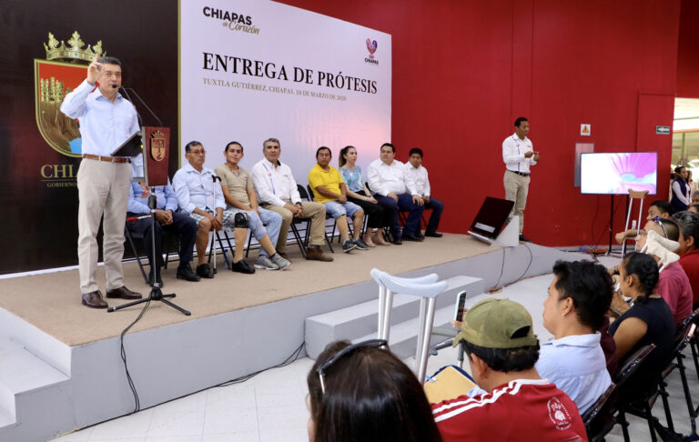 Entrega Rutilio Escandón prótesis a hombres y mujeres de 27 municipios de Chiapas