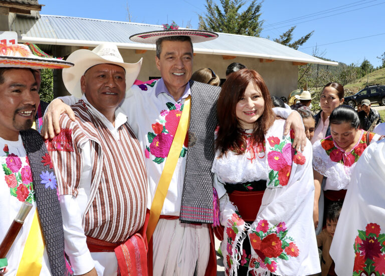 Inaugura Rutilio Escandón Laboratorio de Alimentos con equipamiento en plantel del CECyTE, en Huixtán