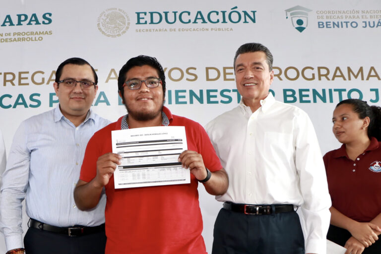 Becas para el Bienestar abren oportunidades a la juventud y a Chiapas: Rutilio Escandón