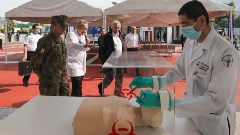 Presidente supervisa instalaciones exclusivas para pacientes de COVID-19 en Centro Médico Naval