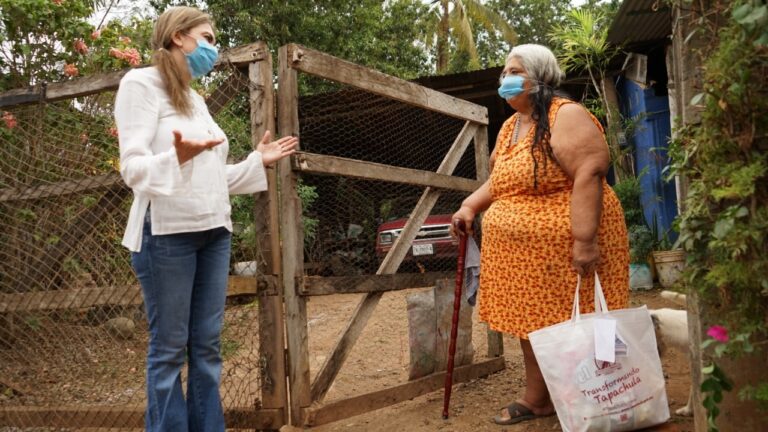 HABITANTES DE CANTÓN ACAXMÁN Y EJIDO ESPERANZA RECIBEN APOYOS ALIMENTARIOS