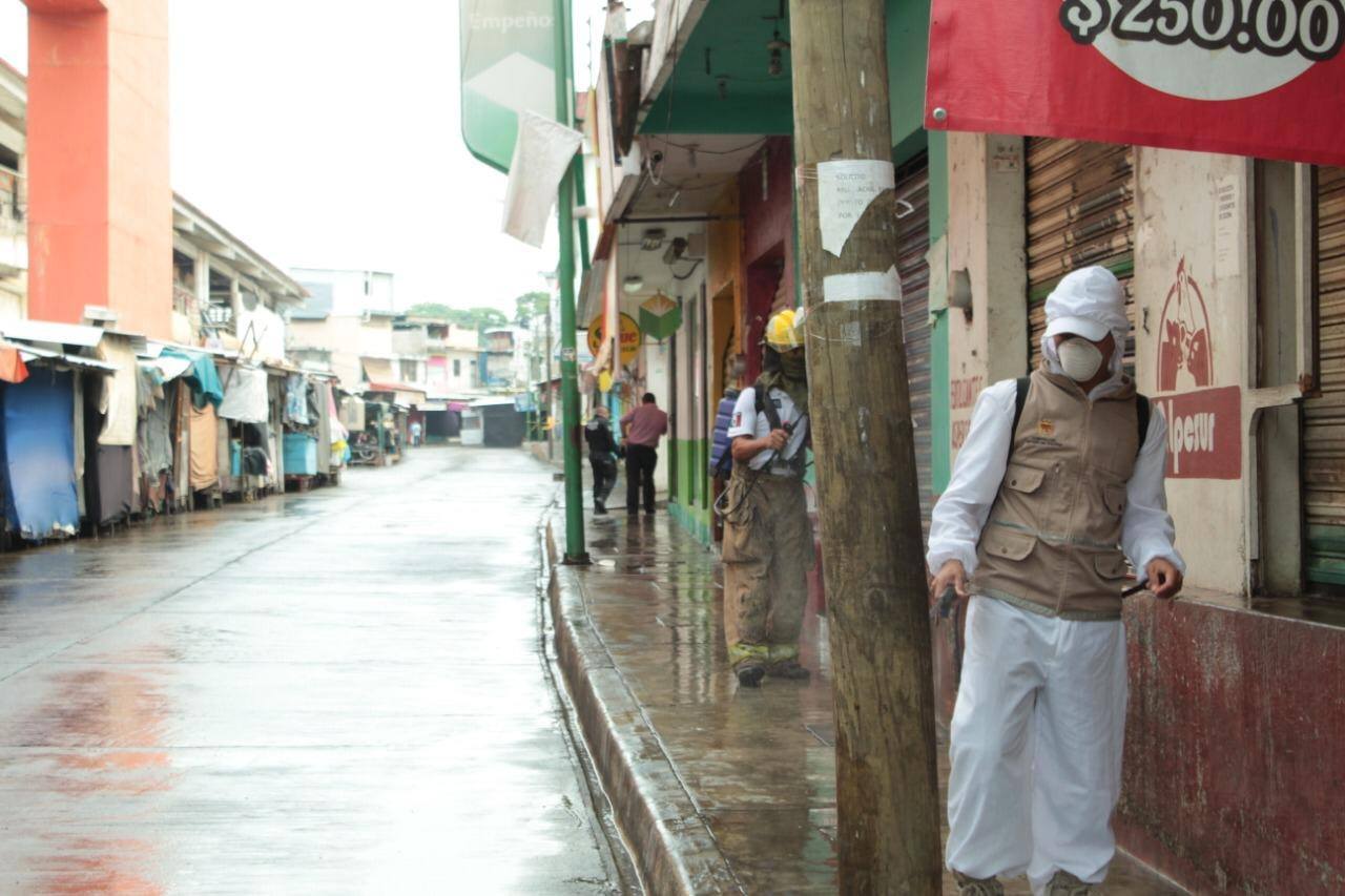 GOBIERNO Y LOCATARIOS LIMPIAN Y SANITIZAN AVENIDAS ALEDAÑAS AL MERCADO “SAN JUAN”