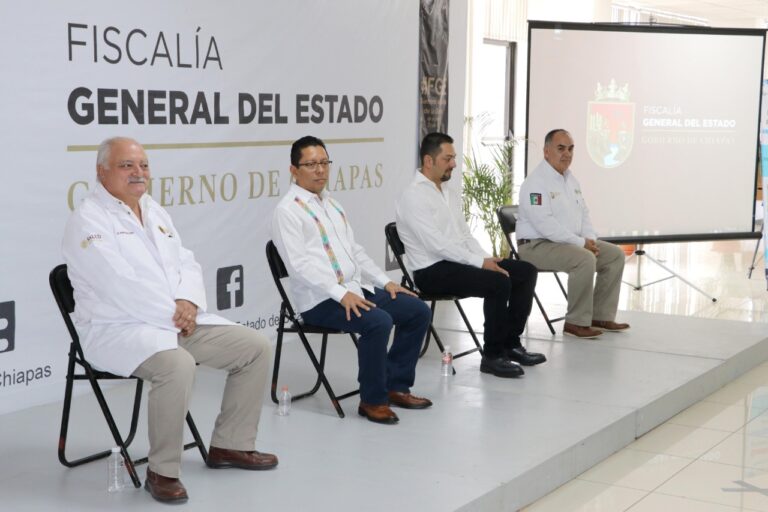 Entrega Llaven a policías y médicos insumo y equipamiento realizados por la UPChiapas