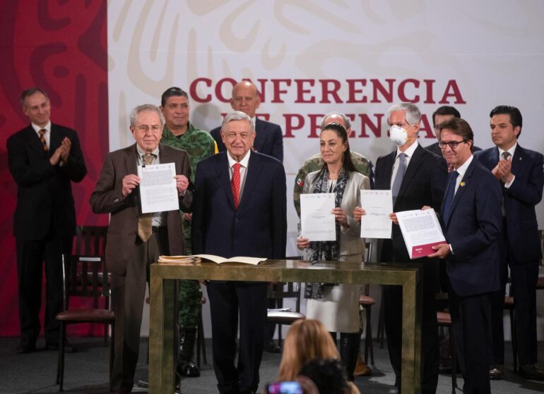 Presidente atestigua firma de convenio con Fundación Teletón