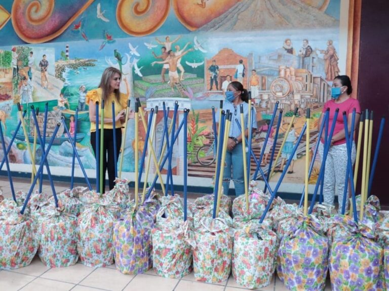 RECIBE ALCALDESA ROSA IRENE URBINA DONACIÓN DE KITS DE LIMPIEZA