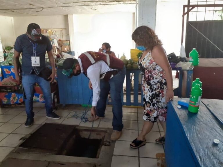 AYUNTAMIENTO DESAZOLVA LA RED DE ALCANTARILLADO SANITARIO EN MERCADOS LOCALES