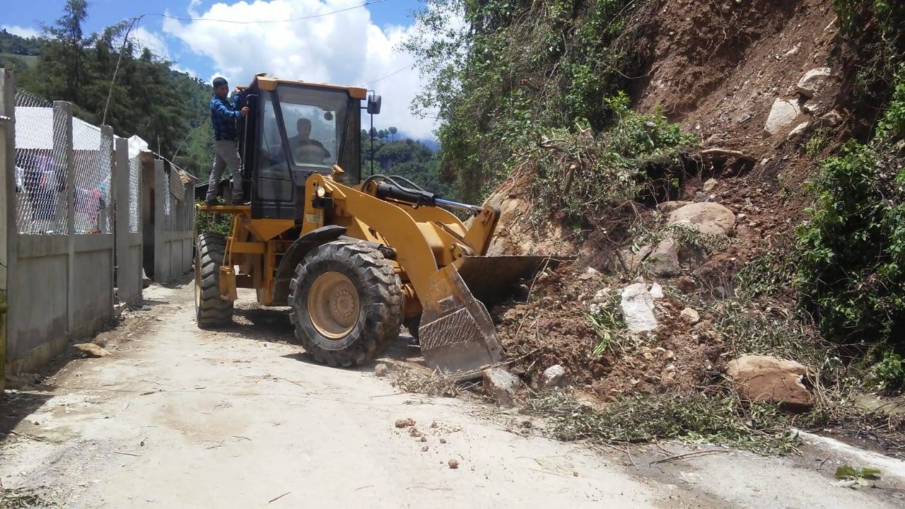 SIGUEN TRABAJOS DE ATENCIÓN A DERRUMBES Y DESLAVES EN LA ZONA ALTA DE TAPACHULA