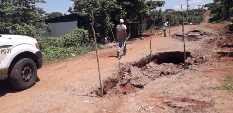 SE REALIZAN TRABAJOS DE REHABILITACIÓN POR HUNDIMIENTO DE CALLE EN COLONIA LA CIMA