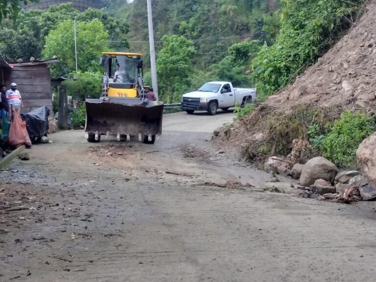 FORTALECEN TRABAJOS PARA REABRIR CAMINOS EN LA ZONA ALTA DE TAPACHULA