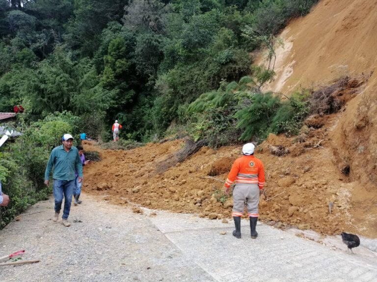 ATIENDEN DERRUMBES Y DESLAVES EN LA ZONA ALTA DE TAPACHULA