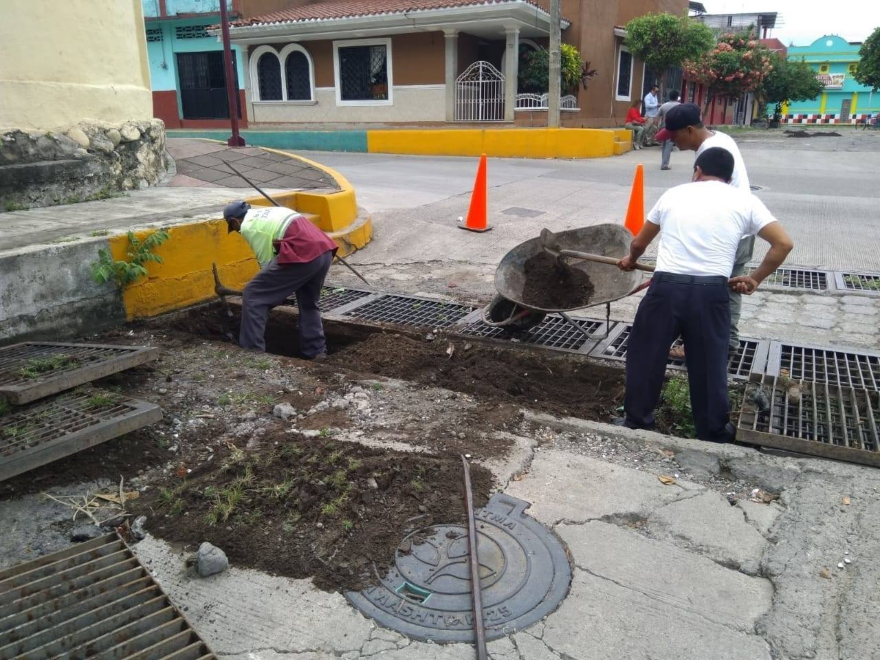 OBRAS PÚBLICAS INTENSIFICA DESAZOLVE DE ALCANTARILLAS Y BACHEO EN CALLES DE TAPACHULA