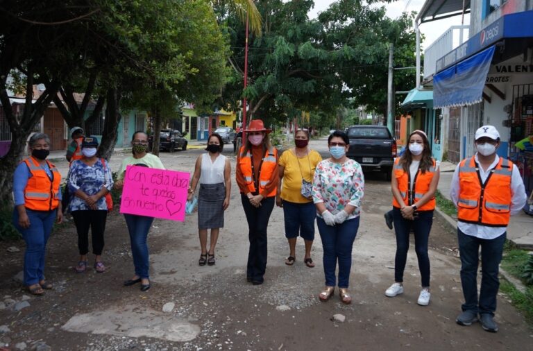 DAN BANDERAZO DE PAVIMENTACIÓN EN FRACCIONAMIENTO BONANZA