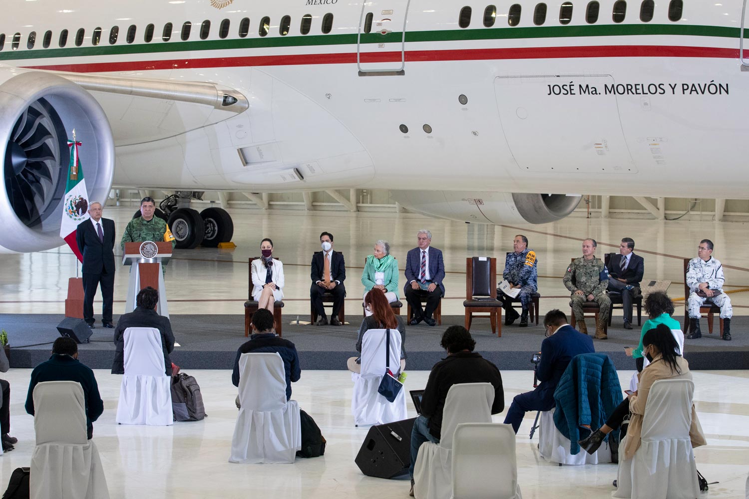 Conferencia frente al avión presidencial muestra lujos de gobiernos neoliberales: presidente; avanza venta de aeronave y de boletos de la Lotería
