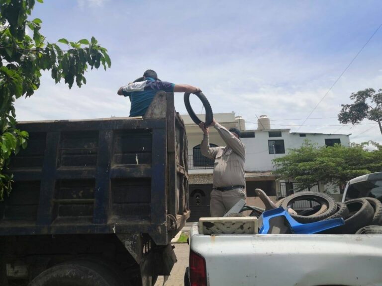 CONTINÚA PROGRAMA DE DESCACHARRIZACIÒN CONTRA EL DENGUE EN TAPACHULA