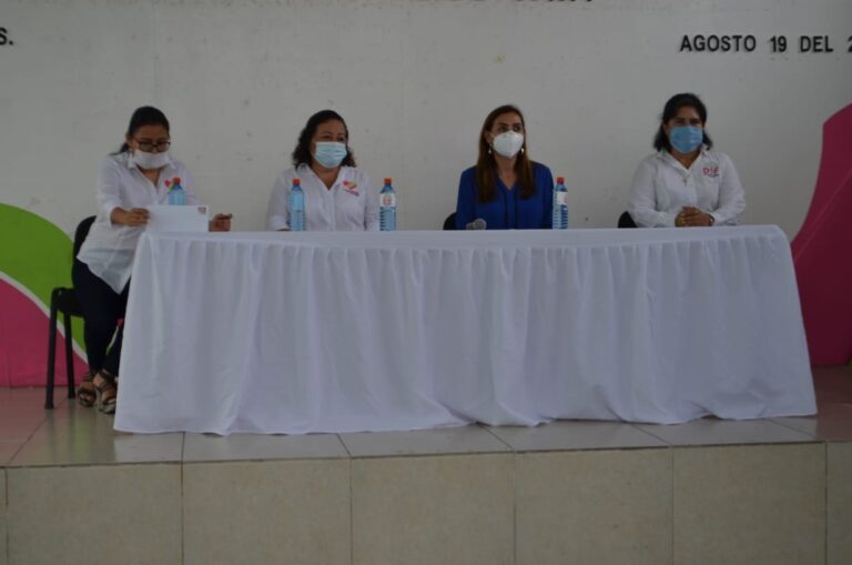 Entrega DIF VIllaflores y Voluntariado de Corazón apoyos económicos a personas con cáncer.