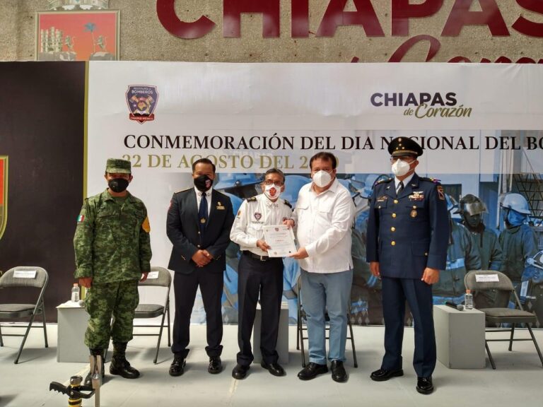 Reconoce Rutilio Escandón Cadenas a bomberos en su día