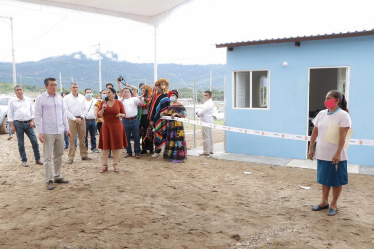 Encabeza Rutilio Escandón entrega de viviendas a madres solteras de Ángel Albino Corzo