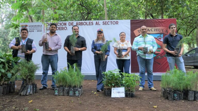 AYUNTAMIENTO DE TAPACHULA DONA ÁRBOLES MADERABLES Y FRUTALES AL SECTOR GANADERO LOCAL