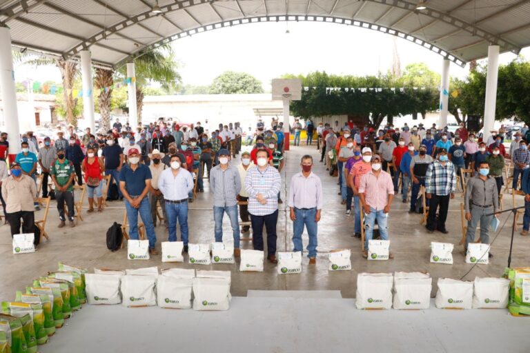 Entrega Ayuntamiento de Villaflores bolsas de semilla de frijol del norte a productores de los ejidos Agrónomos Mexicanos