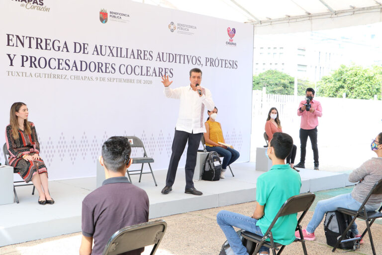 Entrega Rutilio Escandón prótesis, auxiliares auditivos y procesadores cocleares