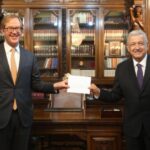 Presidente recibe cartas credenciales de 17 embajadoras y embajadores