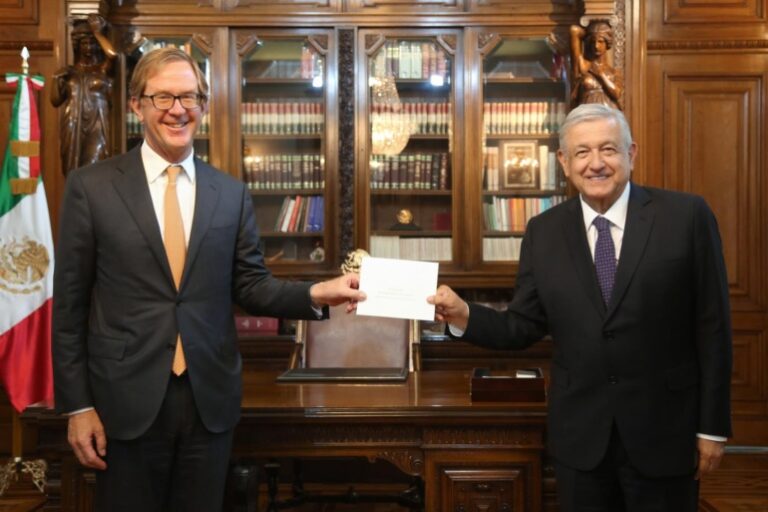 Presidente recibe cartas credenciales de 17 embajadoras y embajadores