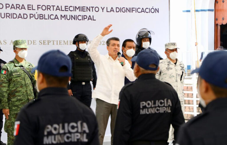 Rutilio Escandón entrega equipamiento y patrullas a Policía Municipal de Las Margaritas