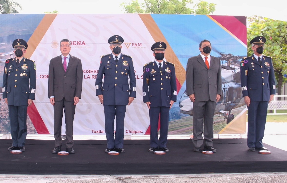 Asiste Rutilio Escandón a toma de posesión del nuevo comandante de la Región Aérea del Sureste
