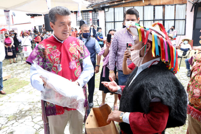 Encabeza Rutilio Escandón entrega del programa Fomento Familiar a la Producción de Traspatio