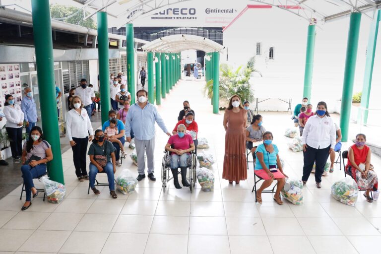 Entrega de insumos y despensas de los programas de Alimentación Integral Materno