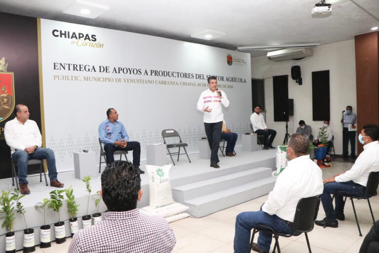 Entrega Rutilio Escandón apoyos a productores de caña e inaugura Laboratorio de Análisis de Suelos